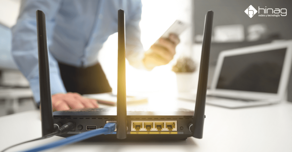 Router WiFi moderno con tecnología WiFi 7, diseñado para ofrecer altas velocidades y eficiencia en la conexión