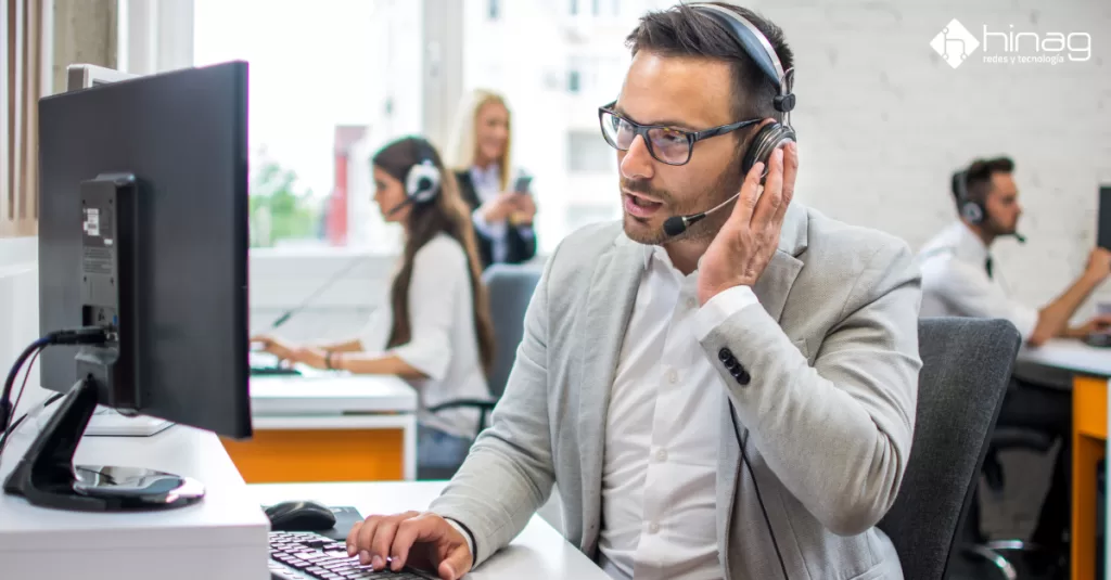 Empleados usando dispositivos de comunicación Yealink en una oficina moderna